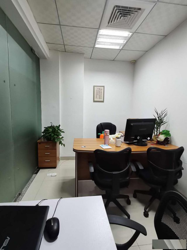 年前优惠租！市政府中心精装修办公室，房东直招