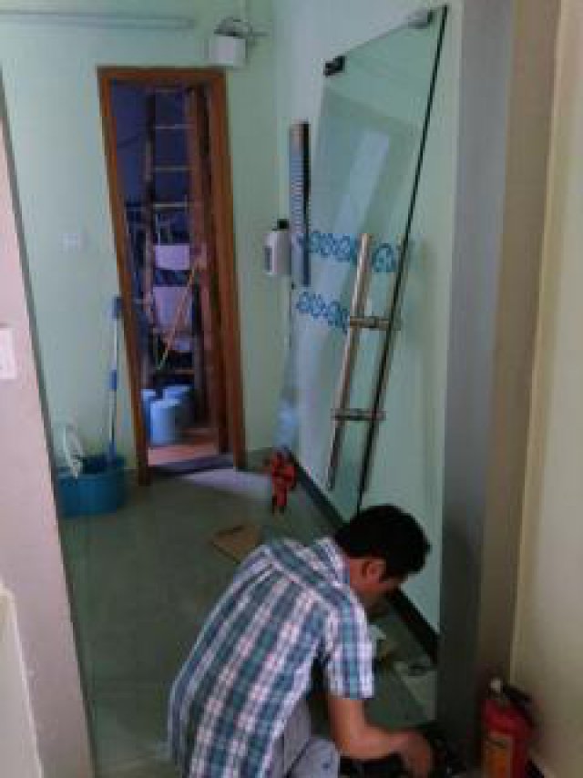 新建服务店铺玻璃门室内防盗门厨房移门卫生间门维修