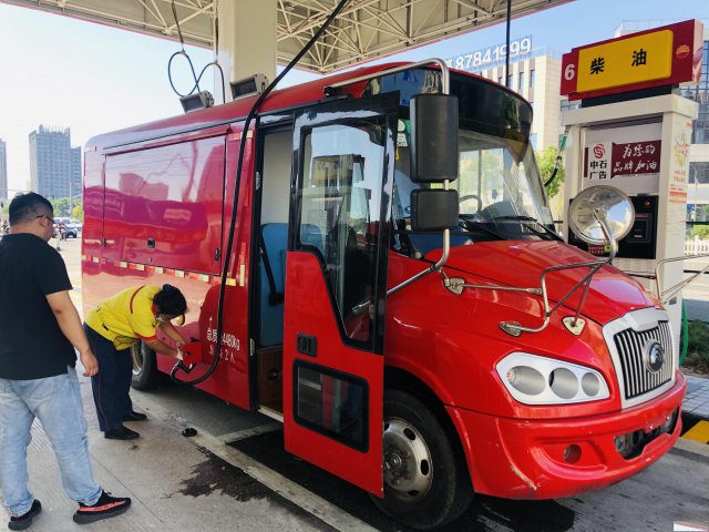 宇通巴士餐车租赁上海租宇通餐车夜市巴士出租