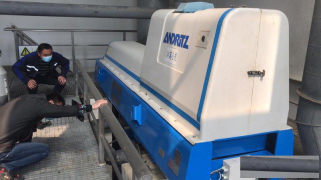 污水厂三相卧螺离心机3台设备大修保养