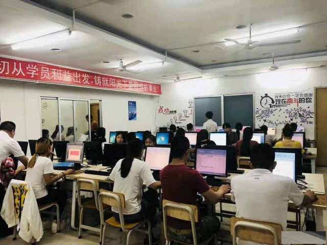职场最实用的技能办公软件怎么学新德职校办公软件培训