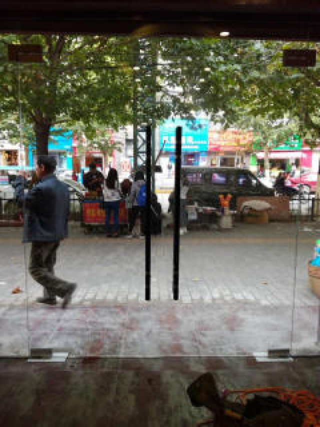 西安安装维修各种玻璃门，地弹门，更换玻璃门五金配件