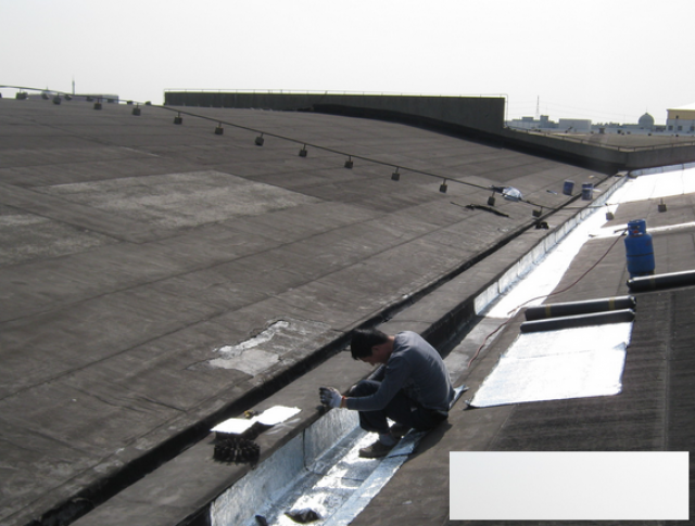 上门维修，10年保修，防水补漏，24小时服务，质保十年。