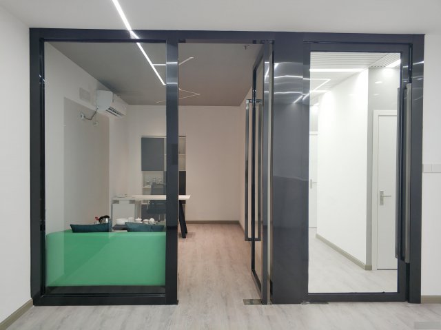 高档的写字楼坐落于知名的商业圈，不大不小创业刚刚好