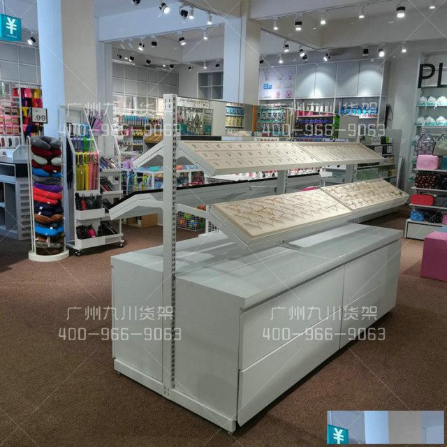 河南名创货架1000平效果图