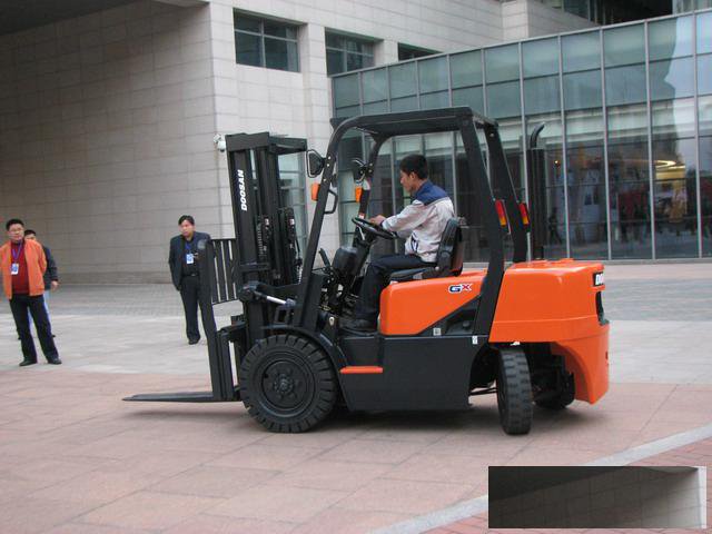 想考叉车证报名材料有哪些实操不熟练怎么办呢