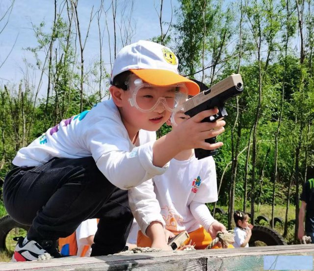 武汉亲子游好出处真人打地鼠陶艺乐趣多。