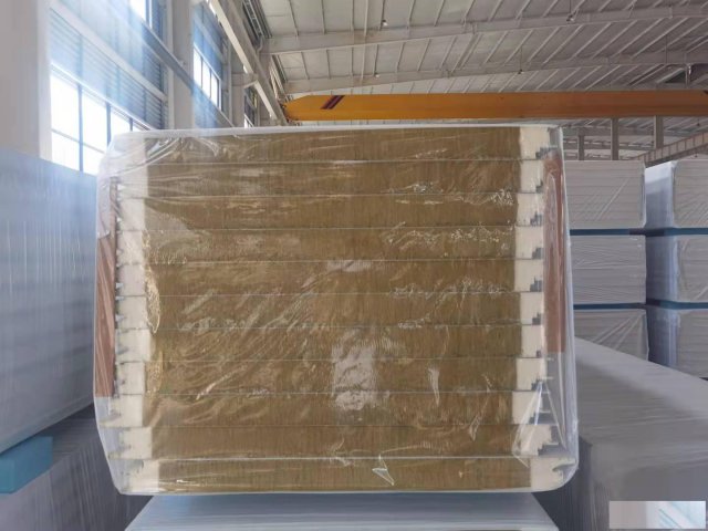 江苏厂家直销横装式金属面聚氨酯岩棉夹芯板