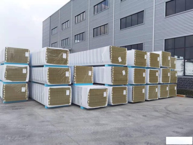 江苏恒海厂家供应横装式金属面聚氨酯岩棉夹芯板