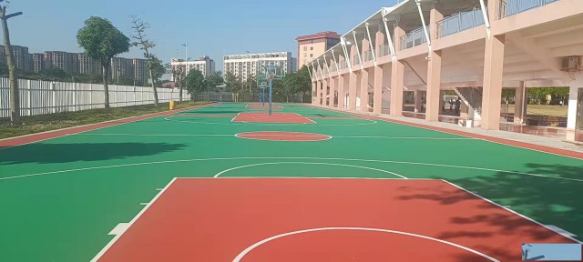 湖北学校丙烯酸球场和硅PU球场的区别【德朝体育】