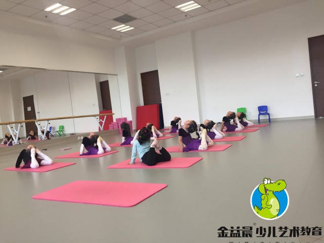 中国舞基本功从小练幼儿园可以体验到科技城文体金益晨