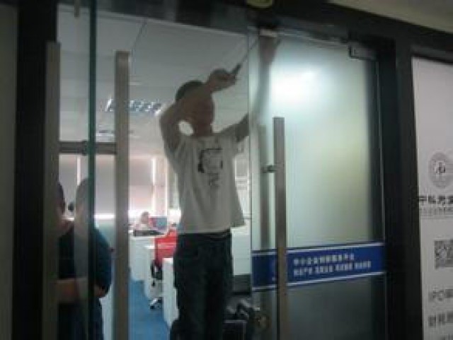 西安维修安装玻璃门，更换门窗玻璃地弹簧