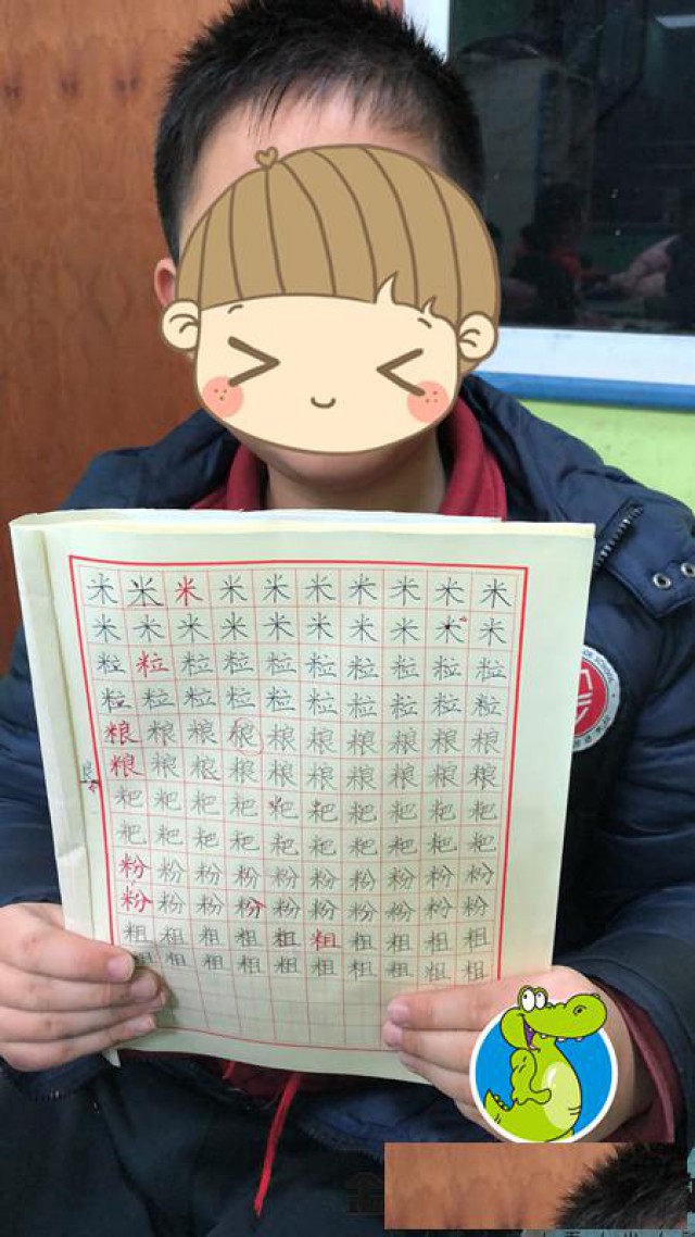 大班练硬笔学握笔姿势培养好习惯来科技城文体金益晨