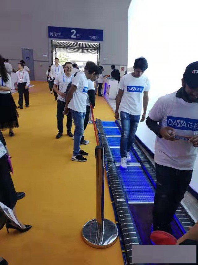 风淋室内部使用鞋底清洗机