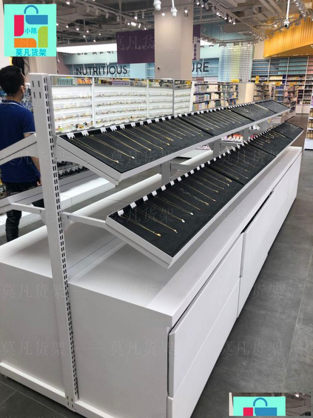 烟台kkv货架十元饰品店的装修不要太豪华