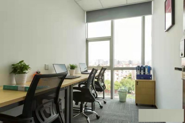 长宁区小面积办公室人均1000元精装全包，可办工作签注册公司
