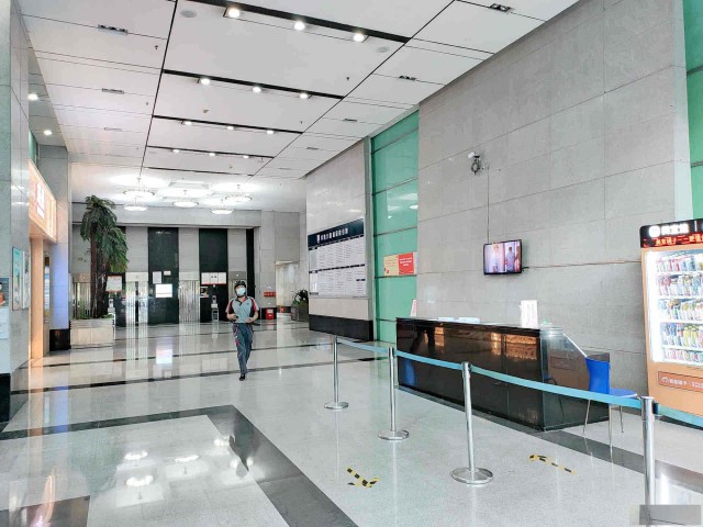 南城直租落地窗精装小型办公室，外贸电商联合办公驻点