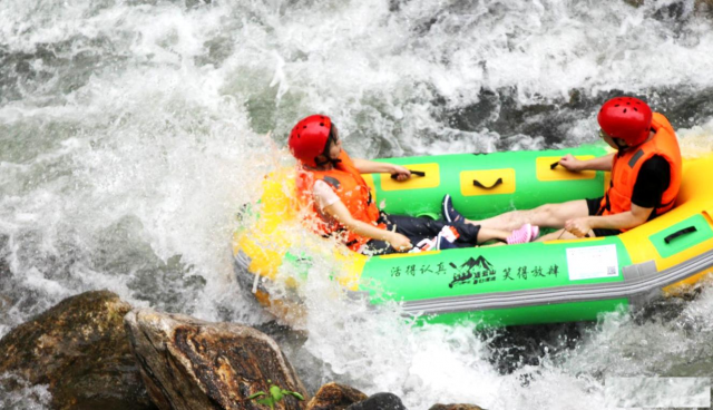 连云山峡谷漂流感受清凉夏季