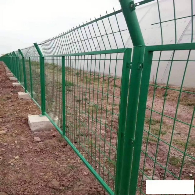 书奎筛网供应边框护栏网扁铁框架护栏绿色包胶隔离网