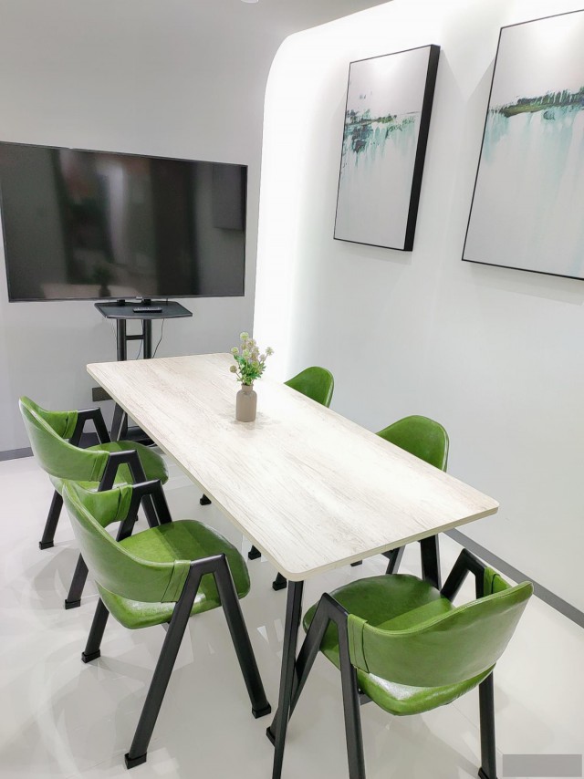 小户型办公室，配办公桌椅，房租水电宽带费全包