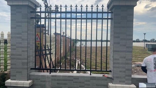 书奎筛网供应三横梁锌钢护栏围墙护栏