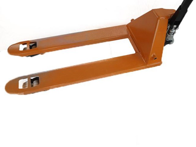 液压手动叉车使用于公交车辆维修作业中