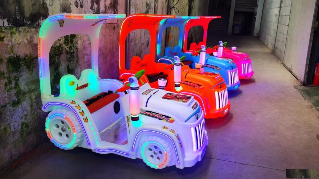 广场摆摊新款发光碰碰车儿童亲子电动坦克游乐车户外双人游乐设备