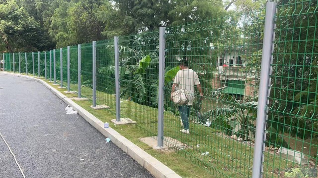 书奎筛网供应边框护栏网浸塑护栏桃型柱护栏网