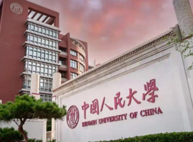 中国人民大学与加拿大女王大学金融硕士也属于在职研究生吗？