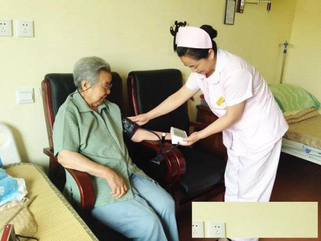 朝阳垡头86岁女老人神志清楚有尿毒证不自理需女护工照顾