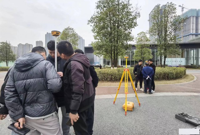 泸州东英时代测量培训班学习测量仪器