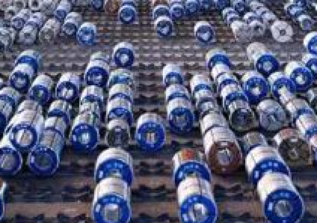 首钢马钢0.8厚镀铝锌绯红彩涂卷库存供应