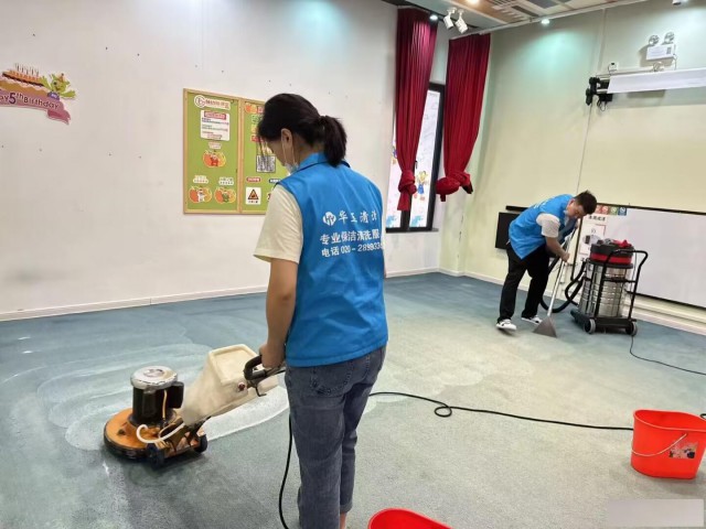 天河清洗地毯公司哪家好，华玉清洁公司清洗地毯去污效果好