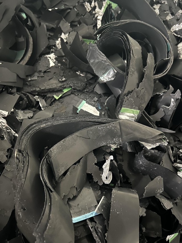 长期大量高价现金回收各类废旧三元铁锂极片废料电池废料