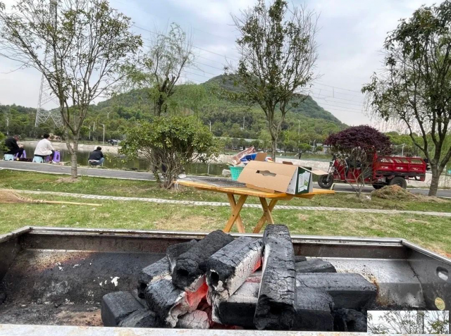 絮起风兮，絮止风兮；絮散起兮，絮落止兮。游源奕