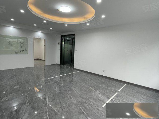 花都湖56方带隔间精装修办公室，大落地窗