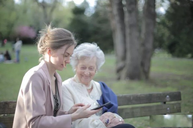不同的年龄阶段如何选择助听器呢？
