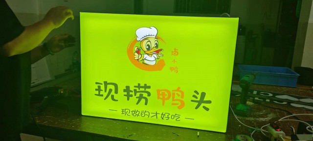 柳州软膜广告灯箱定制安装，三轮车软膜灯箱制作厂家