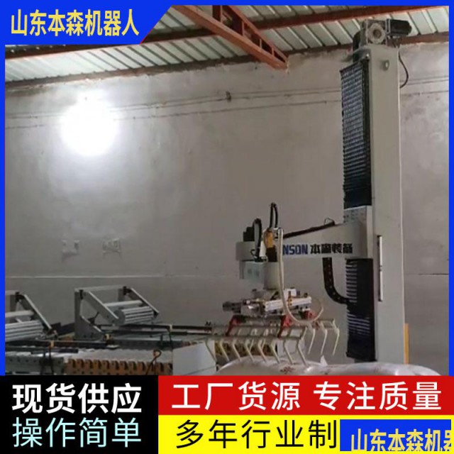 机器人码垛矿泉水工作站