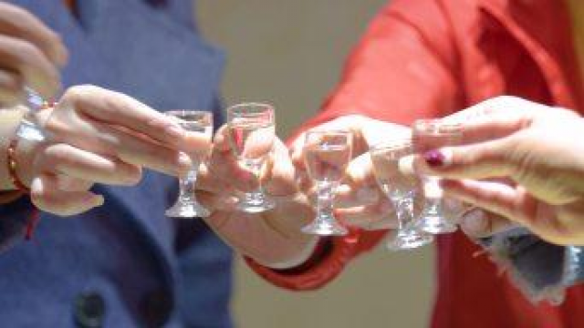 笑饮一杯酒暖身一个冬