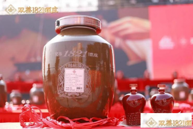 小坛显典雅，封坛酒飘香