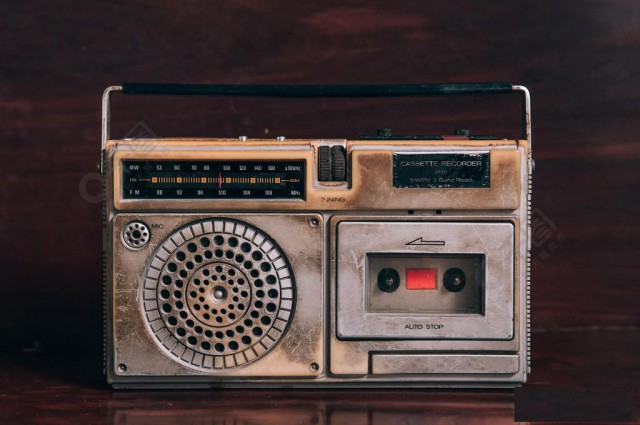 高价回收二手缝纫机.回收二手老式录音机.收音机.