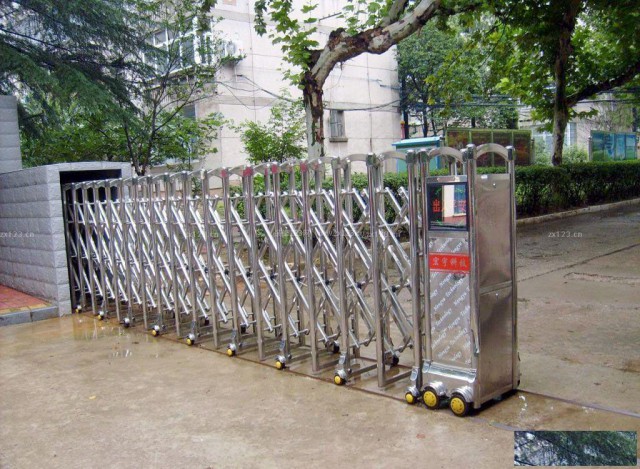 宝山区抗风门防火门不锈钢伸缩门制作安装