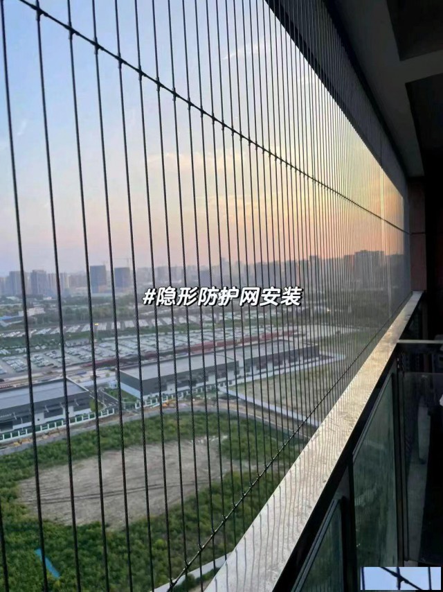 夏天到了高层隐形防护网接单安装中