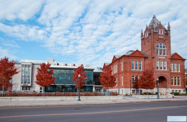 金融人才需要名校硕士，人大与加拿大女王大学金融硕士满足你