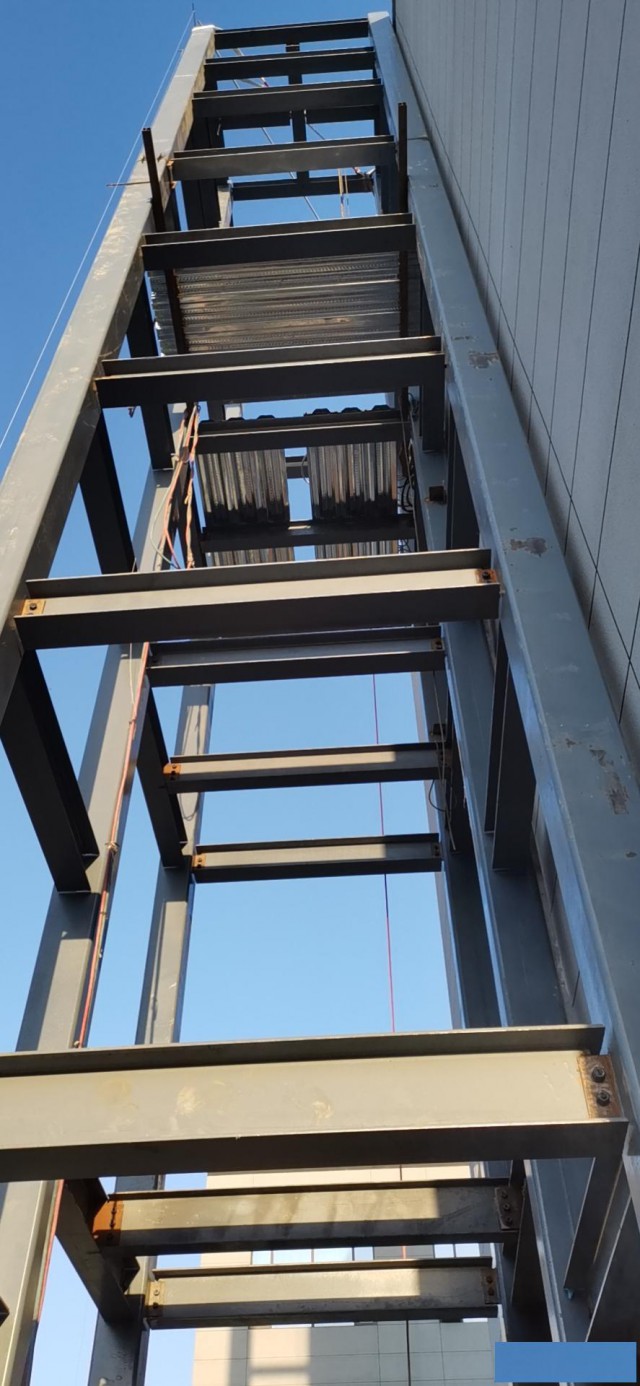 北京朝阳区园区连廊焊接屋顶彩钢板安装