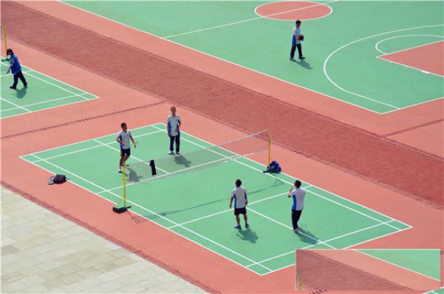 无溶剂无溶剂硅PU球场的优势有哪些？