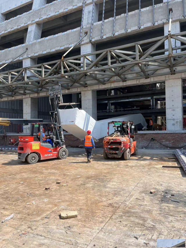 重庆设备搬运，设备吊装，叉车出租