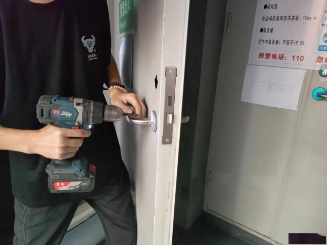 北京卷帘门丶防火门安装，维修服务，专业安装维修