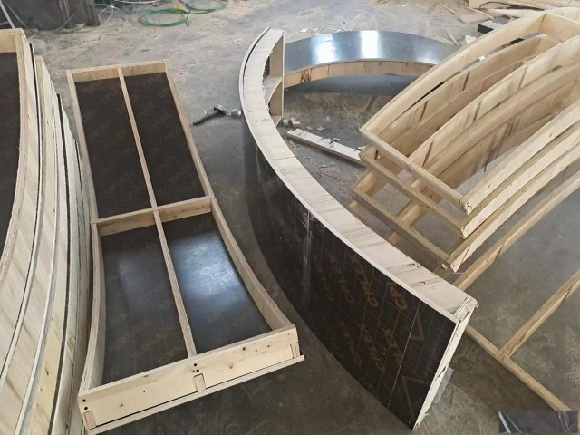 绿茵建材-圆柱模板图片-定型圆模板-圆柱木模板-防水耐用